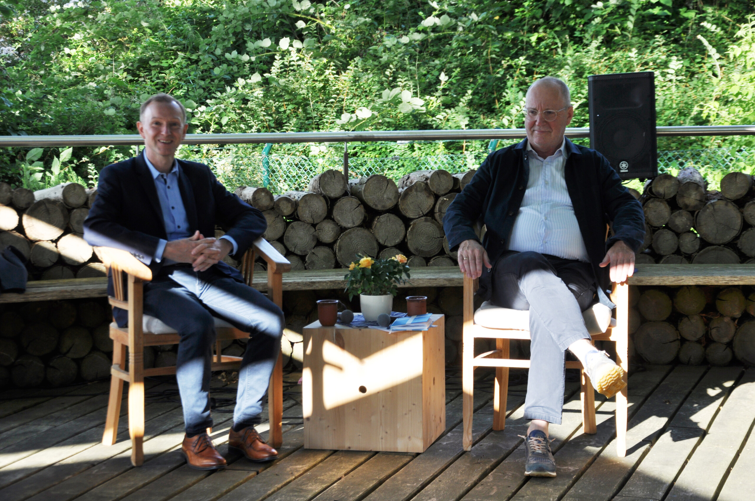 Eutins Tourismuschef Michael Keller und Propst Peter Barz beim „Talk“ im Garten am frischen Wasser. (V.l.n.r.)