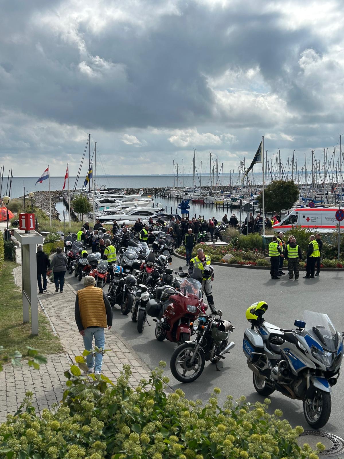 Biker am Wasser. (Foto:KKOH/ Hieber)