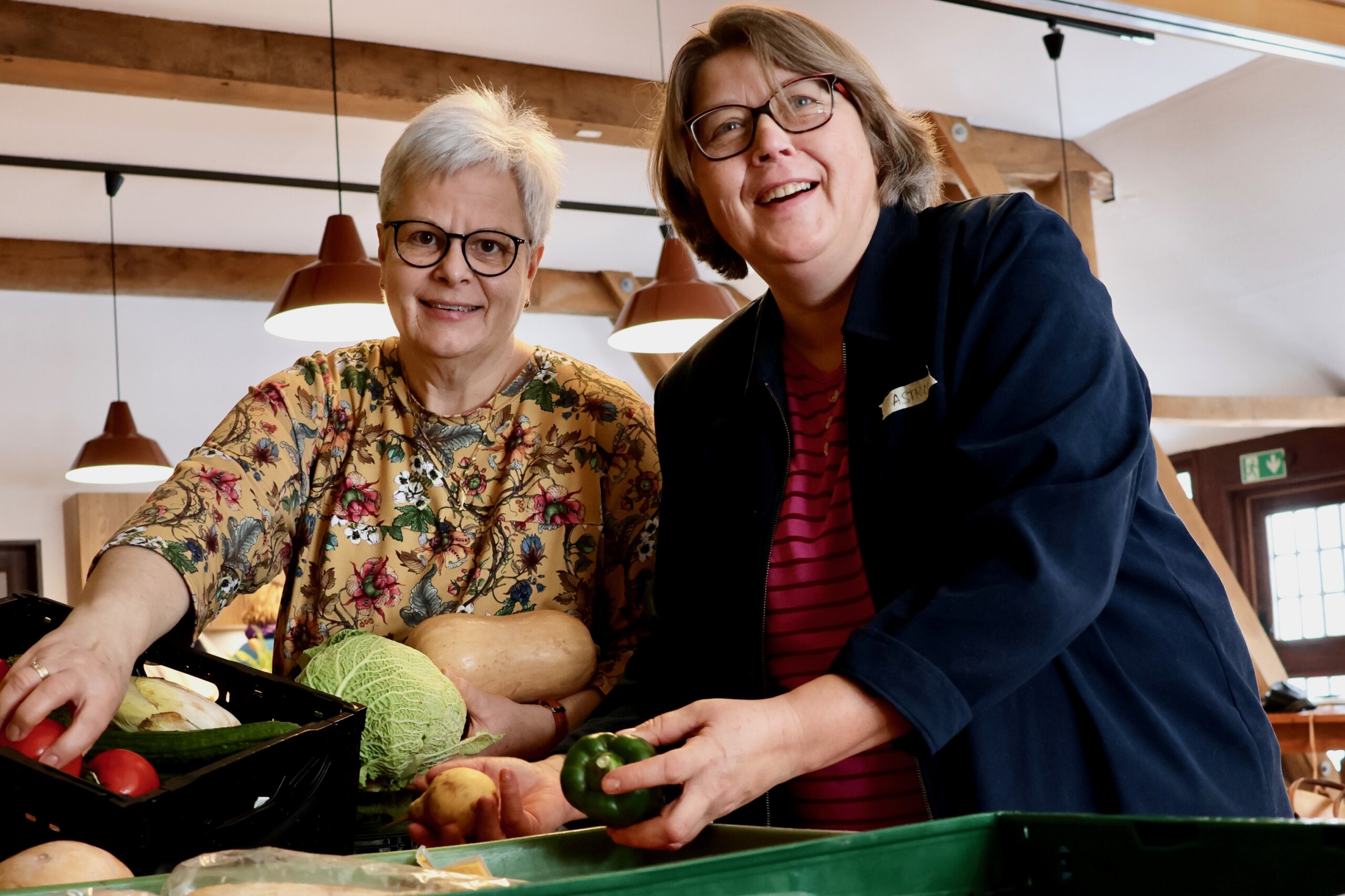 Die Frauen sortieren Gemüse. (Foto: KKOH/ Raskop)